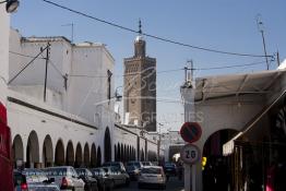 Image du Maroc Professionnelle de  Parmi les endroits les plus pittoresques de Casablanca, la Cité de Habous conçue par les architectes Auguste Cadet et Edmond Brion d’après l’ébauche d’un premier plan-masse dû à Albert Laprade. La construction n’avait commencé qu’après la première guerre mondiale. Situé près du Palais Royale, ce joyau architectural est le point de départ de la nouvelle médina de la ville, Samedi 8 Novembre 2008. Au centre le minaret de La mosquée Ben Youssef. Le quartier des Habous fait partie du patrimoine architectural de Casablanca (Photo / Abdeljalil Bounhar)



 